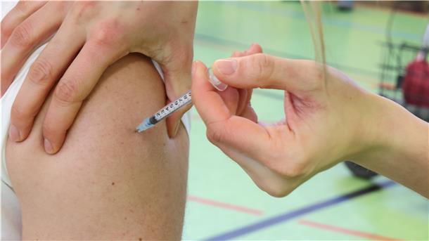 Probleme im Cuxland: Mobile Impfteams werden überrannt Ein Bürger lässt sich von einer medizinischen Mitarbeiterin den Impfstoff von Biontech in den Oberarm spritzen in der Turnhalle einer Schule.