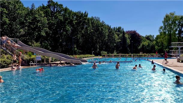 Im Delphino (Foto) gelten jetzt neue Baderegeln. Gestern kamen schon um 14 Uhr viele Badegäste zum Schwimmen. 