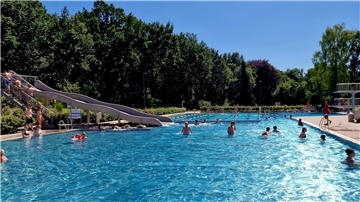 Im Delphino (Foto) gelten jetzt neue Baderegeln. Gestern kamen schon um 14 Uhr viele Badegäste zum Schwimmen. 