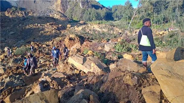 Erdrutsch in Papua-Neuguinea: 2000 Tote befürchtet Im Dorf Kaokalam in der Provinz Enga suchen Dorfbewohner nach Überlebenden.