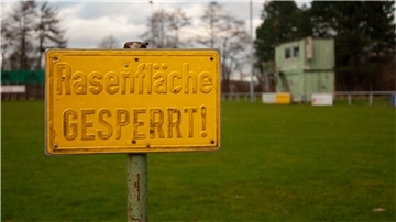 Im Dornröschenschlaf: Auch beim TSV in Debstedt ist das Grün aufgrund der anhaltenden Corona-Pandemie und des Lockdowns zu Beginn 2021 gesperrt.
