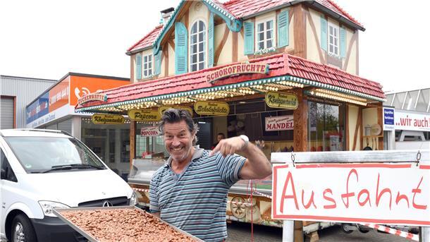 Im „Drive-in“ bietet Willy Reinhard gebrannte Mandeln, Schokofrüchte und allerlei andere Leckereien an.