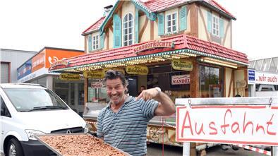 Im „Drive-in“ bietet Willy Reinhard gebrannte Mandeln, Schokofrüchte und allerlei andere Leckereien an.
