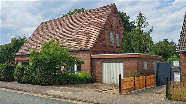 Im ehemaligen Haus der Familie Wolff an der Osterstader Straße 21 in Sandstedt betreibt Karla Mombek inzwischen ihre Rechtsanwaltskanzlei. Sie hält die Erinnerung an das jüdische Leben im Ort wach.