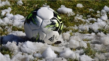 Ball im Schnee