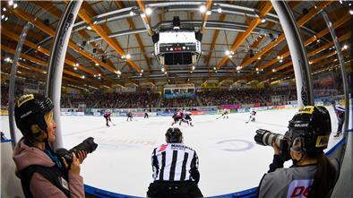 Im ersten DEL-Heimspiel empfingen die Fischtown Pinguins damals die Grizzlys Wolfsburg.