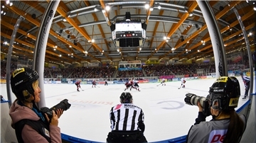 Im ersten DEL-Heimspiel empfingen die Fischtown Pinguins damals die Grizzlys Wolfsburg.