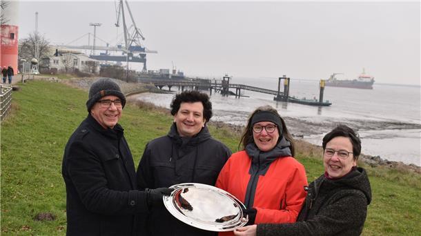 Tauffest bei aufsteigendem Wasser am Weserstrand in Nordenham Im Februar rührten sie für das Tauffest an der Weser die Werbetrommel, jetzt ist es so weit. Das Foto zeigt die Pastoren (von links) Dietmar Reumann-Claßen, Christopher Iven, Christiane Wittrock und Anke Claßen.