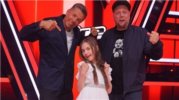 Im Finale konnte Georgia mit dem Song "Can't Help Falling In Love" von Elvis Presley nicht nur ihre Coaches Michi (r.) und Smudo, sondern auch das Publikum von sich überzeugen.