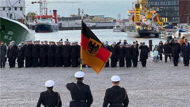 Im Fischereihafen sind 120 Rekrutinnen und Rekruten der Marineoperationsschule vereidigt worden.