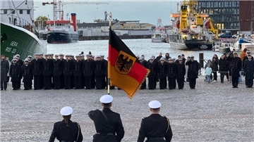 Im Fischereihafen sind 120 Rekrutinnen und Rekruten der Marineoperationsschule vereidigt worden.