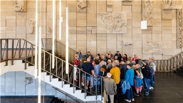 Im Fokus des Tags des offenen Denkmals stand dieses Mal die sogenannte Ostmoderne. Ein prominentes Beispiel für die DDR-Architektur: das Kultur- und Kongresszentrum in Gera. Im Inneren des Betonquaders gilt die Reliefwand „Lied des Lebens“ als Glanzstück der Bildhauerkunst in der DDR.