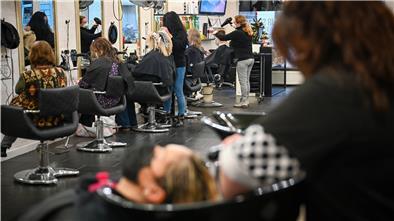 Im Friseursalon von Sidika Arslan in der Schillerstraße herrscht vor dem Lockdown Hochbetrieb.