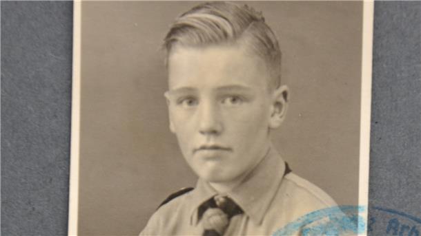 Im Frühjahr 1937 tritt Hans-Hermann Intemann mit neuneinhalb Jahren pflichtgemäß in das Jungvolk ein. Das Foto entsteht vor Ablegen der Pimpfenprobe. Erst wenn die bestanden ist, gibt es den ledernen Schulterriemen.
