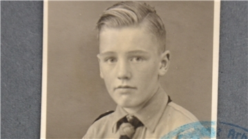 Im Frühjahr 1937 tritt Hans-Hermann Intemann mit neuneinhalb Jahren pflichtgemäß in das Jungvolk ein. Das Foto entsteht vor Ablegen der Pimpfenprobe. Erst wenn die bestanden ist, gibt es den ledernen Schulterriemen.