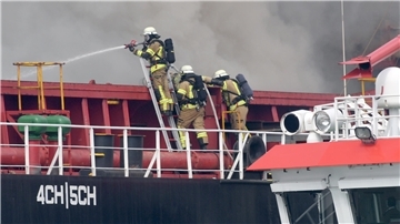 Einer der letzten großen Einsätze im Hafen von Bremerhaven: Im Frühjahr 2022 musste die Feuerwehr tagelang einen Brand von Bord des Frachter „Lascombes“ löschen. 