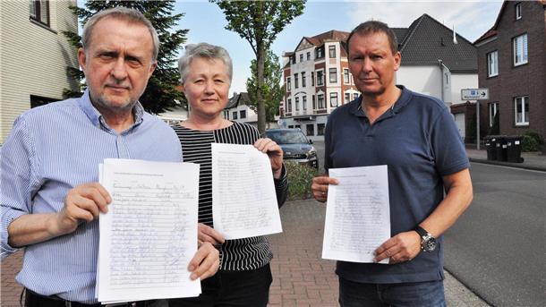 Im Frühjahr haben Anwohner aus der Hafenstraße mehr als 80 Unterschriften für Tempo 30 gesammelt und im Rathaus abgegeben. Die Stadt hat den Antrag abgelehnt. Jetzt wird geklagt. Unser Bild zeigt (von links) Hans Finke, Olga Melcher und Frank Meyer.