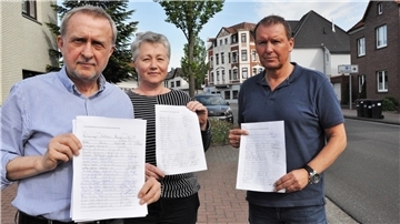 Im Frühjahr haben Anwohner aus der Hafenstraße mehr als 80 Unterschriften für Tempo 30 gesammelt und im Rathaus abgegeben. Die Stadt hat den Antrag abgelehnt. Jetzt wird geklagt. Unser Bild zeigt (von links) Hans Finke, Olga Melcher und Frank Meyer.