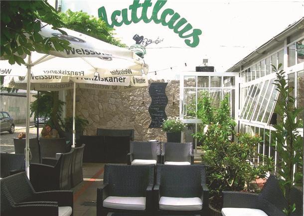 Der perfekte Tag in Bremerhaven für Sie und Ihren Hund Tische und Stühle stehen im Außenbereich des Restaurants "Blattlaus" in Bremerhaven.