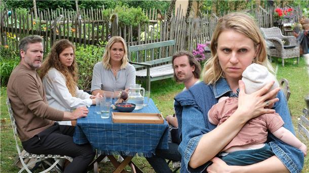 Im Garten des Lorenzhofes sitzen Gregor (Nicholas Reinke) und Mareike Völler (Anja Antonowicz), Lena Lorenz (Judith Hoersch) und Raffael Vollmer (Max Rothbart). Alle schauen Annika (Teresa Rizos) hinterher.
