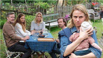 Im Garten des Lorenzhofes sitzen Gregor (Nicholas Reinke) und Mareike Völler (Anja Antonowicz), Lena Lorenz (Judith Hoersch) und Raffael Vollmer (Max Rothbart). Alle schauen Annika (Teresa Rizos) hinterher.