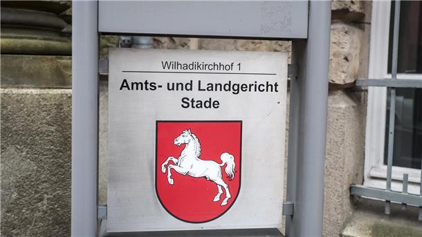 Hauptverhandlung in Stade stockt: Zevener ist wegen Internetbetrugs angeklagt Ein Schild mit der Aufschrift «Amts- und Landgericht Stade» steht vor Beginn eines Prozesses vor dem Landgericht in Stade.