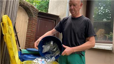 Im Gegensatz zu vielen seiner Nachbarn hat Hartwig Block eine gelbe Tonne. Für ihn ist es unverständlich, warum nicht alle eine Tonne haben, sondern ihren Müll in gelben Säcken an die Straße stellen.