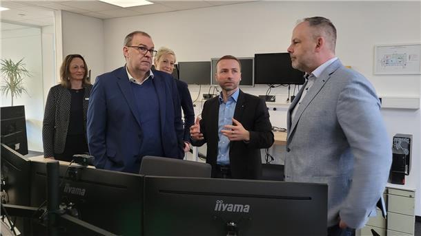 Roux‘ grüner Energie-Plan: Akkuspeicher für die Wurster Nordseeküste Im Gespräch: Landrat Thorsten Krüger (links) und der Bürgermeister der Gemeinde Wurster Nordseeküste, Jörg-Andreas Sagemühl, mit dem IT-Dienstleister Sebastian Roux (Mitte) in dessen Firmensitz in Spieka.