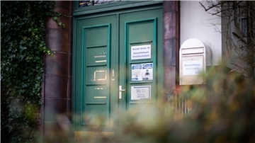 Die Eingangstür zum Gesundheitsamt an der Wurster Straße in Bremerhaven.