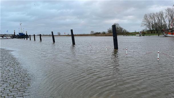Im Großensieler Hafen ist das Wasser über die Hafenkante gestiegen.