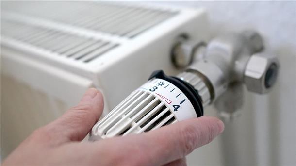 Gesunkene Energie-Großhandelspreise wecken Hoffnungen Im Großhandel sind die Preise für Strom und Gas in den vergangenen Wochen deutlich gesunken. Doch wann kommt das beim Endkunden an?