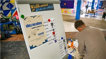 Ein Mann stimmt auf einem Wahlzettel ab.
