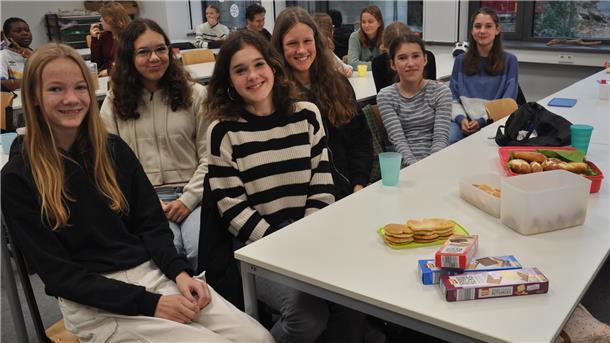 Bremervörder Schulen setzen Zeichen für Demokratie Im Gymnasium wurde innerhalb der Klassen gefrühstückt. Die 8b konnte das Thema Demokratie künstlerisch ausdrücken.