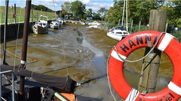 Im Hafen Absersiel ist auch das historische Dielenschiff „Hanni“ von der Verschlickung betroffen.