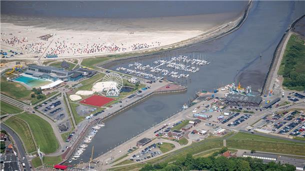 Warum in Niedersachsens Häfen jetzt Bienen arbeiten Im Hafen von Bensersiel in Ostfriesland stehen seit vergangenem Jahr Bienenkästen. (Archivbild)