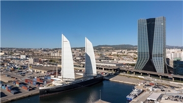 Französisches Segelfrachtschiff. Im Hafen von Marseille: Die „Neoliner Origin“ legte dort auf ihrer ersten Fahrt an und machte vor dem Hauptsitz der Reederei CMA CGM fest.