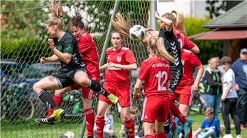 Im Halbfinale des Niedersachsen-Pokals setzten sich die Geestländerinnen (in Rot) gegen den TuS Büppel durch.
