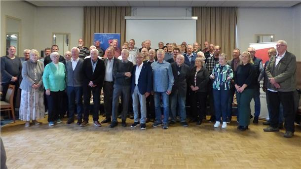Gruppenbild mit vielen Menschen