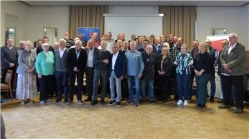 Gruppenbild mit vielen Menschen