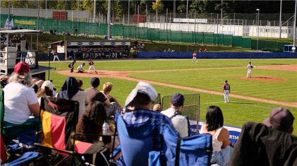 Wie Baseball in Deutschland den „Home Run“ schaffen will Im Heidenheimer „Ballpark“ nahmen viele Fans auf Campingstühlen Platz.