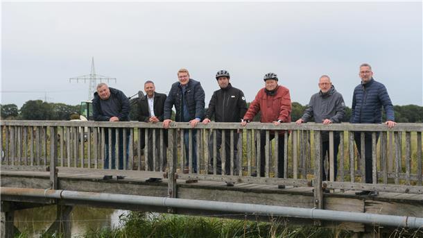Im Herbst nahmen Politik und Verwaltung den maroden Radweg unter die Lupe: Fredo Tiedemann (von links), Denis Ugurcu, Henrik Wärner, Björn Rieke, Reiner Lagies, Michael Dähn und Enno Gerdes.