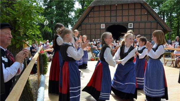 Im Herzen des Landkreises gibt es diverse Gruppen und Vereine, die Trachten tragen und Volkstänze tanzen. Darunter die Heimat- und Fördergemeinschaft Heeslingen, die sogar eine Kindertanzgruppe unterhält (Foto). Der Verein ist einer von zweien aus der Samtgemeinde Zeven, die sich am Landestrachtenfest beteiligen.