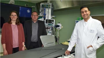 Im Herzkatheterlabor des St.-Bernhard-Hospitals in Brake: Der neue Kardiologie-Chefarzt Ahmed Nasef (rechts), Klinikmanagerin Imke Siemers und Klinikgeschäftsführer Ingo Penner.