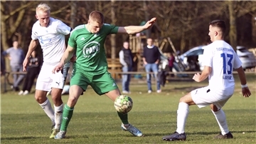 Im Hinspiel erzielte Janis Sperling (Mitte) das späte 1:1. Derzeit spielt er beim SV eine starke Rolle als Sechser.