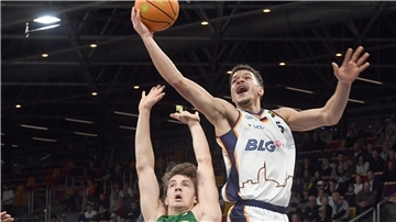 Im Hinspiel feierte Jarelle Reischel (rechts) mit den Eisbären Bremerhaven einen ungefährdeten 108:89-Heimsieg gegen die Paderborn Baskets.