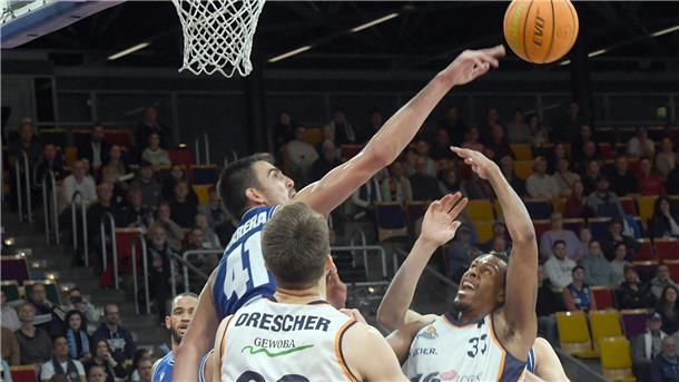Im Hinspiel in Bremerhaven hatten die Basketballer aus Jena deutliche Vorteile gegen die Eisbären Hendrik Drescher (links) und Nick Hornsby (rechts).