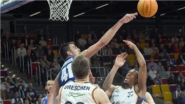 Im Hinspiel in Bremerhaven hatten die Basketballer aus Jena deutliche Vorteile gegen die Eisbären Hendrik Drescher (links) und Nick Hornsby (rechts).
