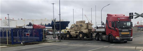 In die Ukraine? USA bringen via Bremerhaven viele Panzer und MaxxPro nach Europa Im Hintergrund die "Endurance", auf dem Tieflader eines der Fahrzeuge, die sie aus den USA nach Europa gebracht hat: Einen gepanzerten Personaltransporter vom Typ International MaxxPro.