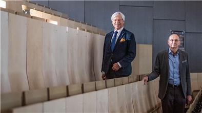 Professor Ulrich Sander (links) und Professor Gerhard Feldmeier im Hörsaal der Hochschule Bremerhaven