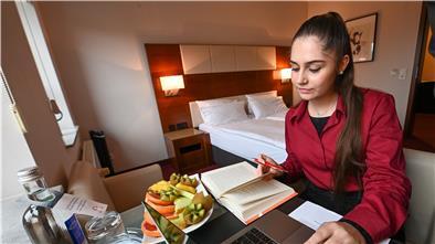 Im Hotel Adena von Piet Rothe dürfen Arbeitnehmer Homeoffice machen. Die Auszubildende Melina Borkowski zeigt, wie das gehen könnte.